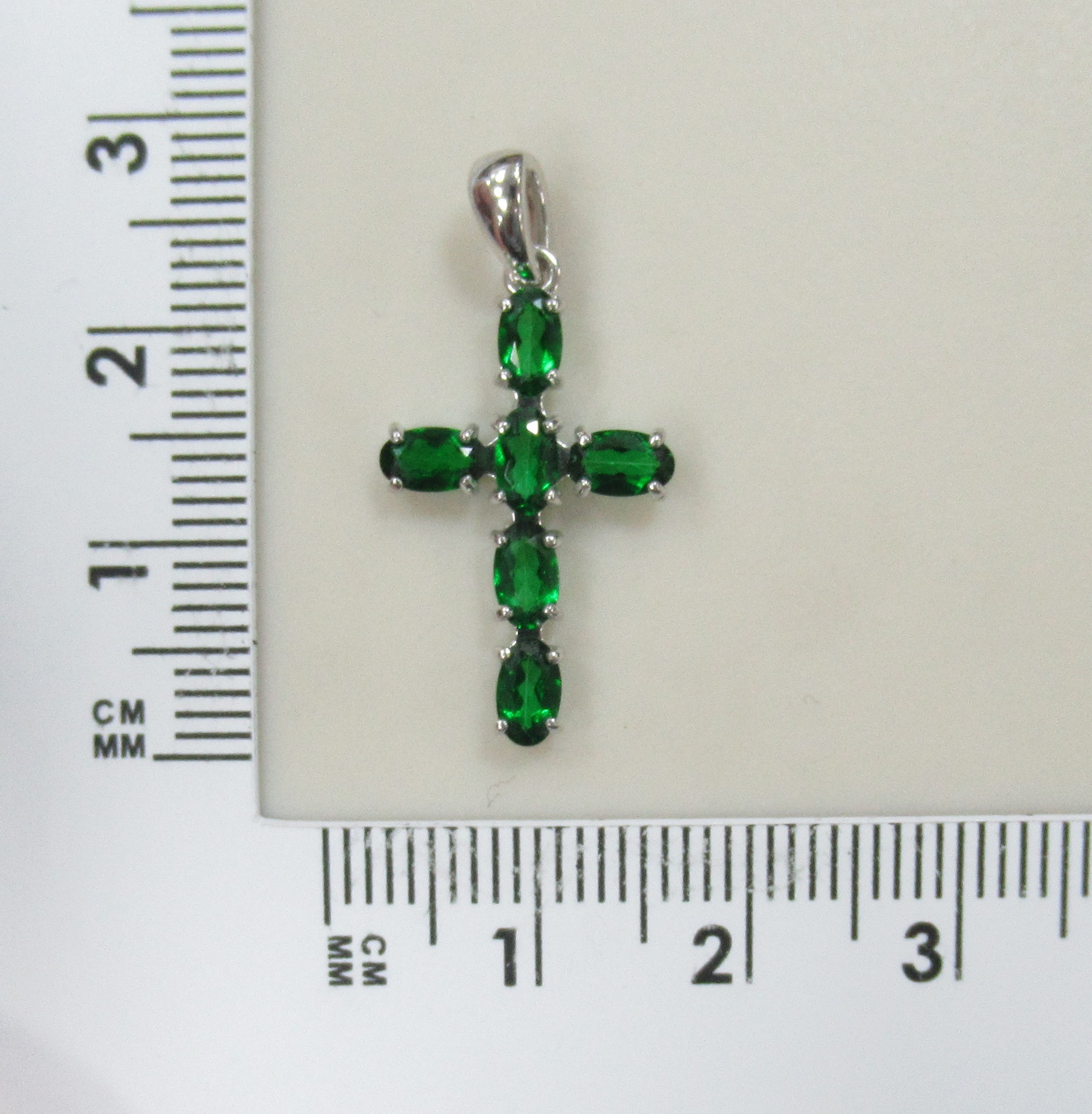 Серебряная подвеска-крест с зелеными топазами